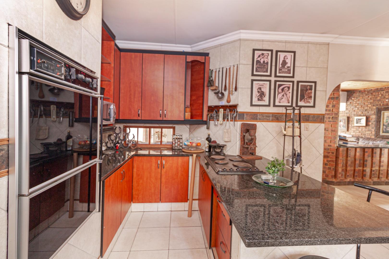 715994_Kitchen_4.jpg